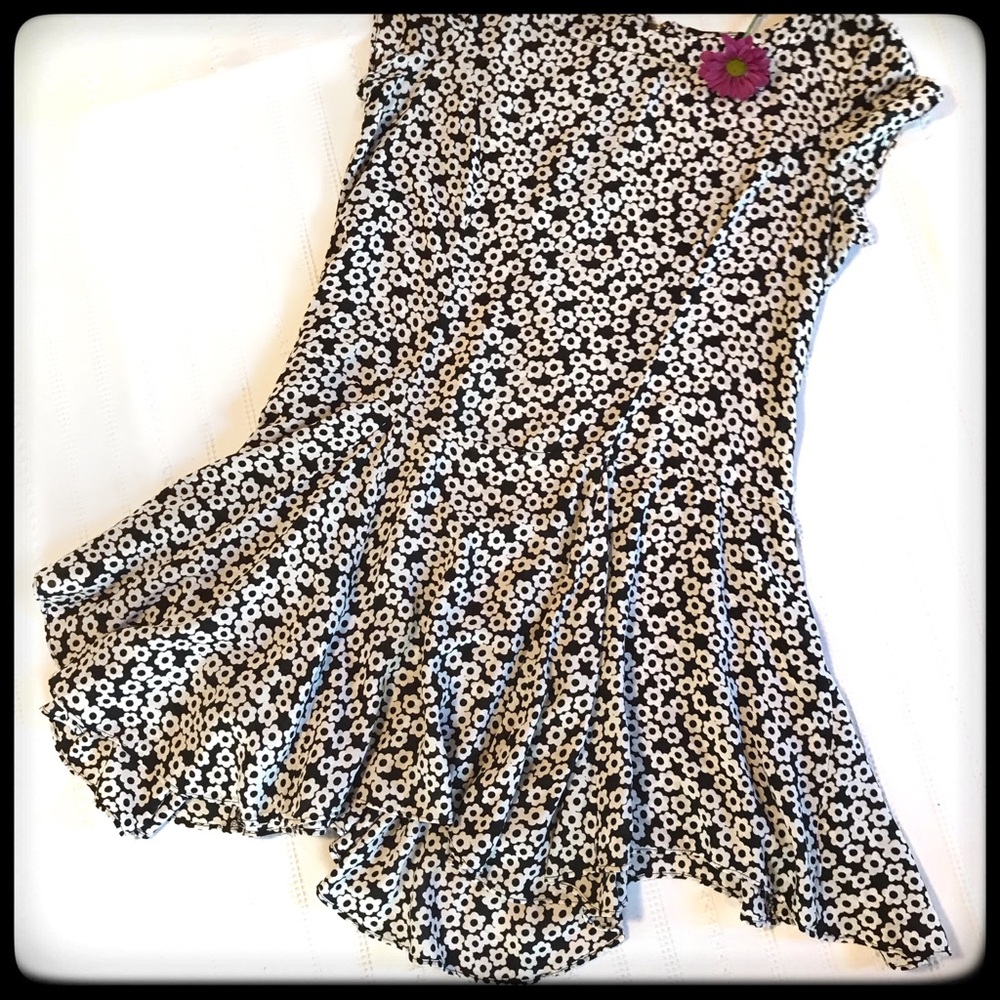 FREE W/PURCHASE OF A FULL-PRICED ITEM - B&W TUNIC